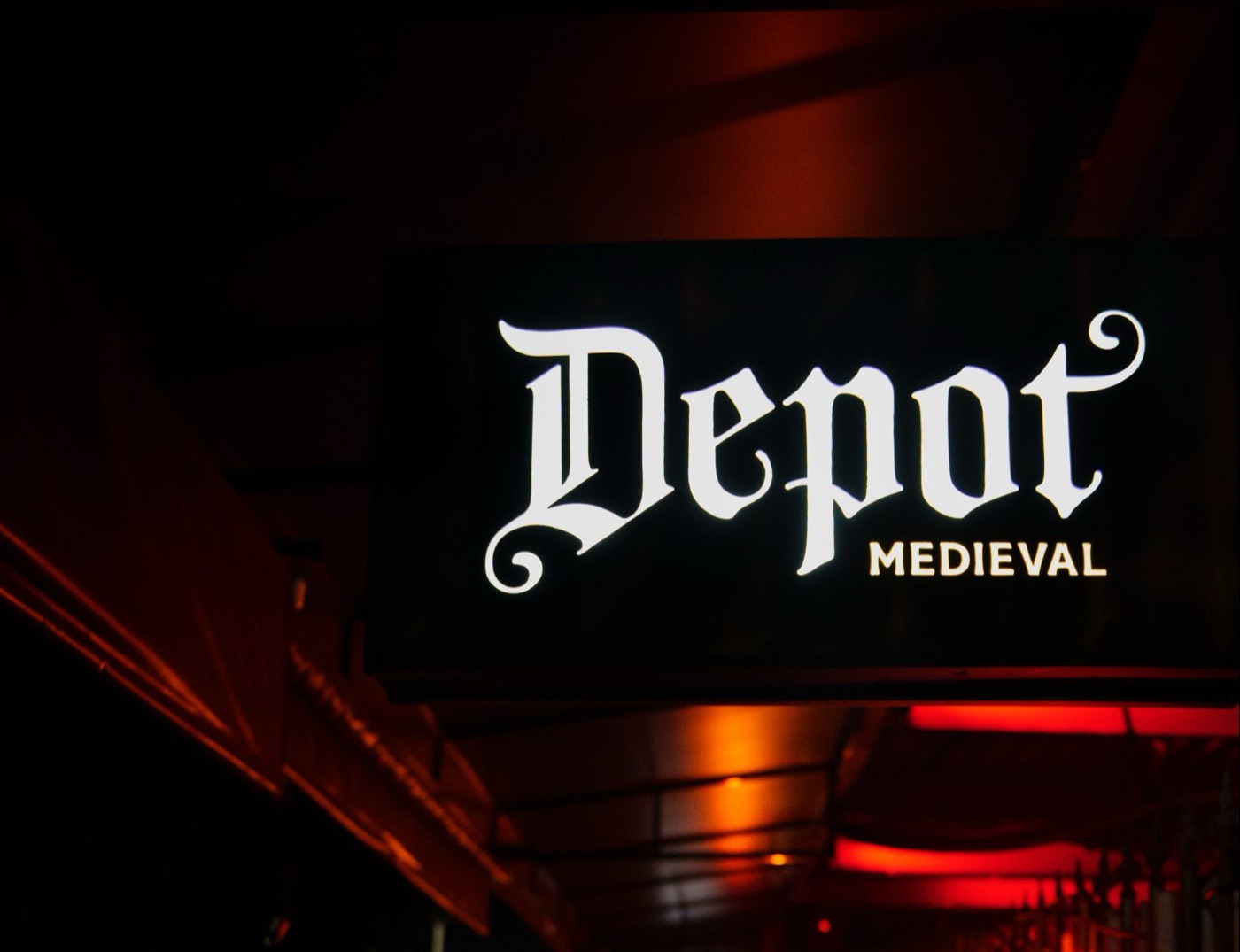Letreiro do Depot Medieval iluminado à noite
